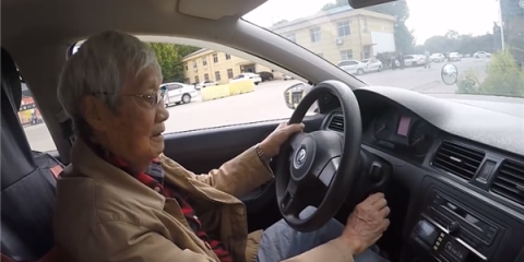 95岁老伯为载老伴学开车已过科目一：驾校专门定制教程视频